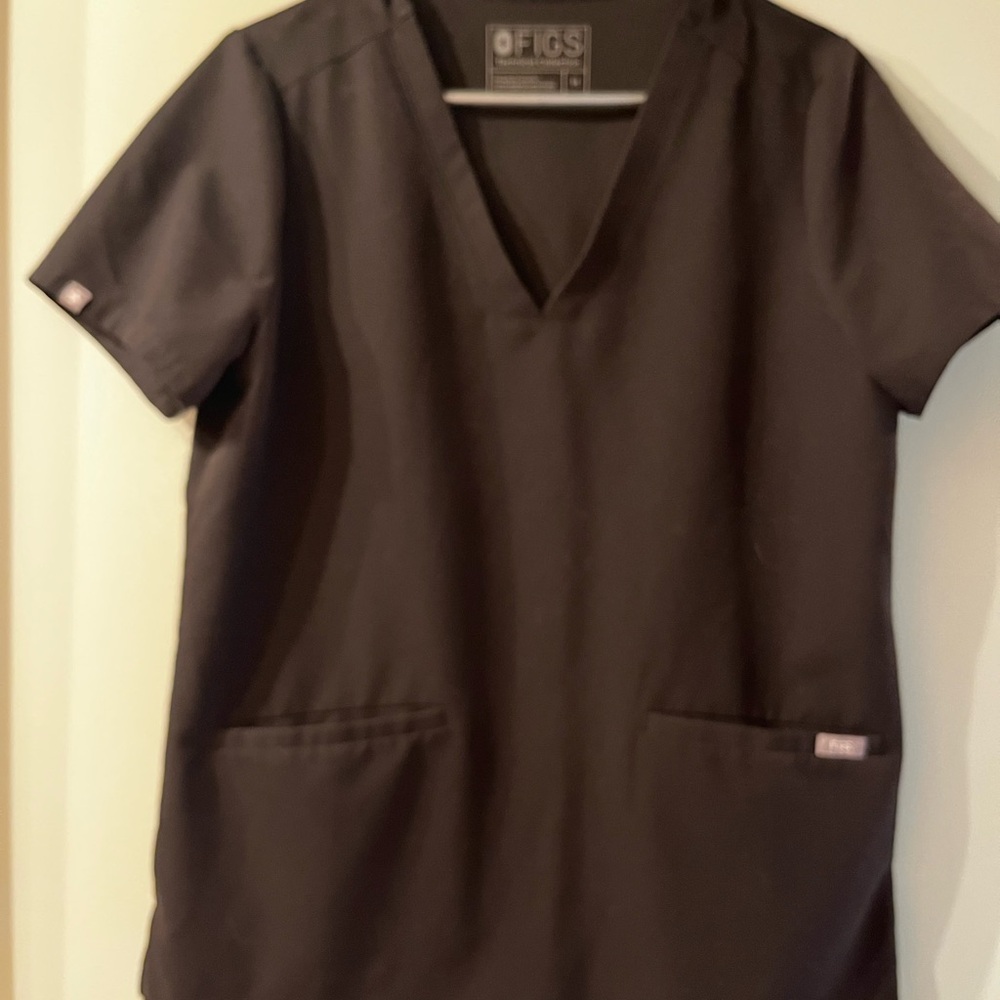 Figs black two pocket top